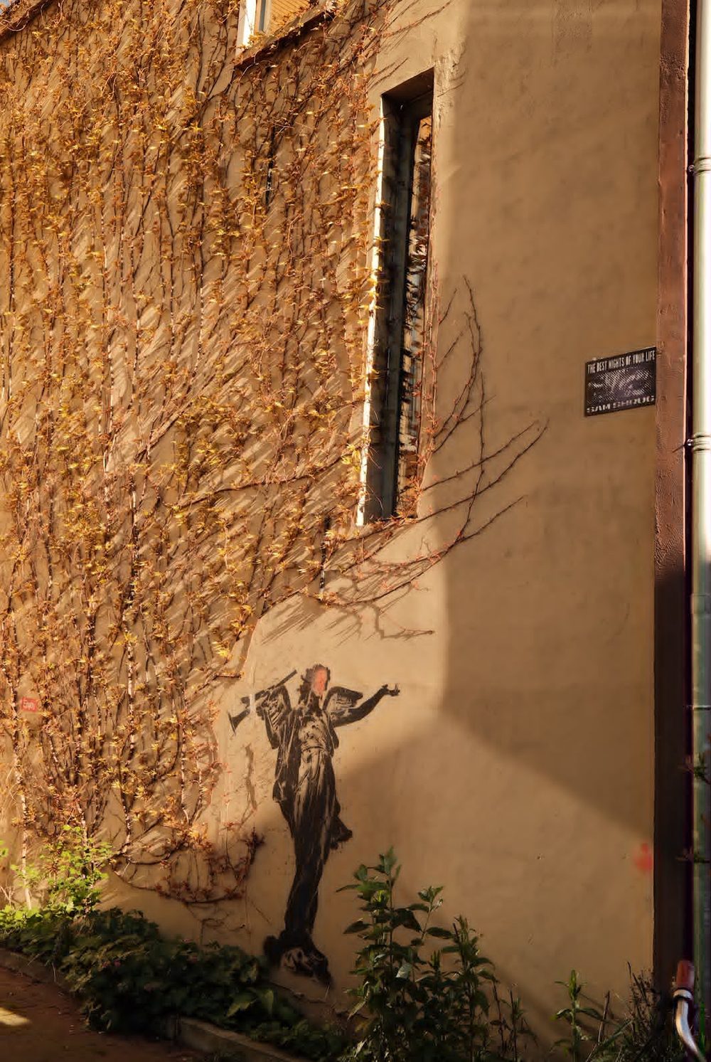 Verborgen stencil-kunstwerk van een engeltje in de Jordaan