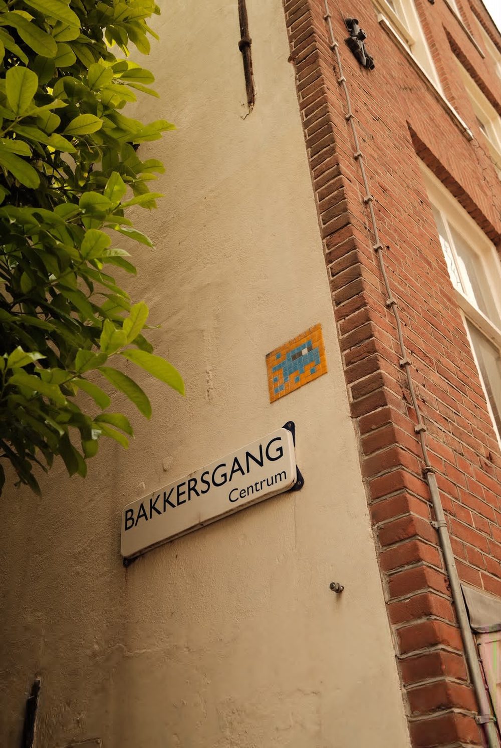 Straatnaambordje Bakkersgang met mozaïek-invader